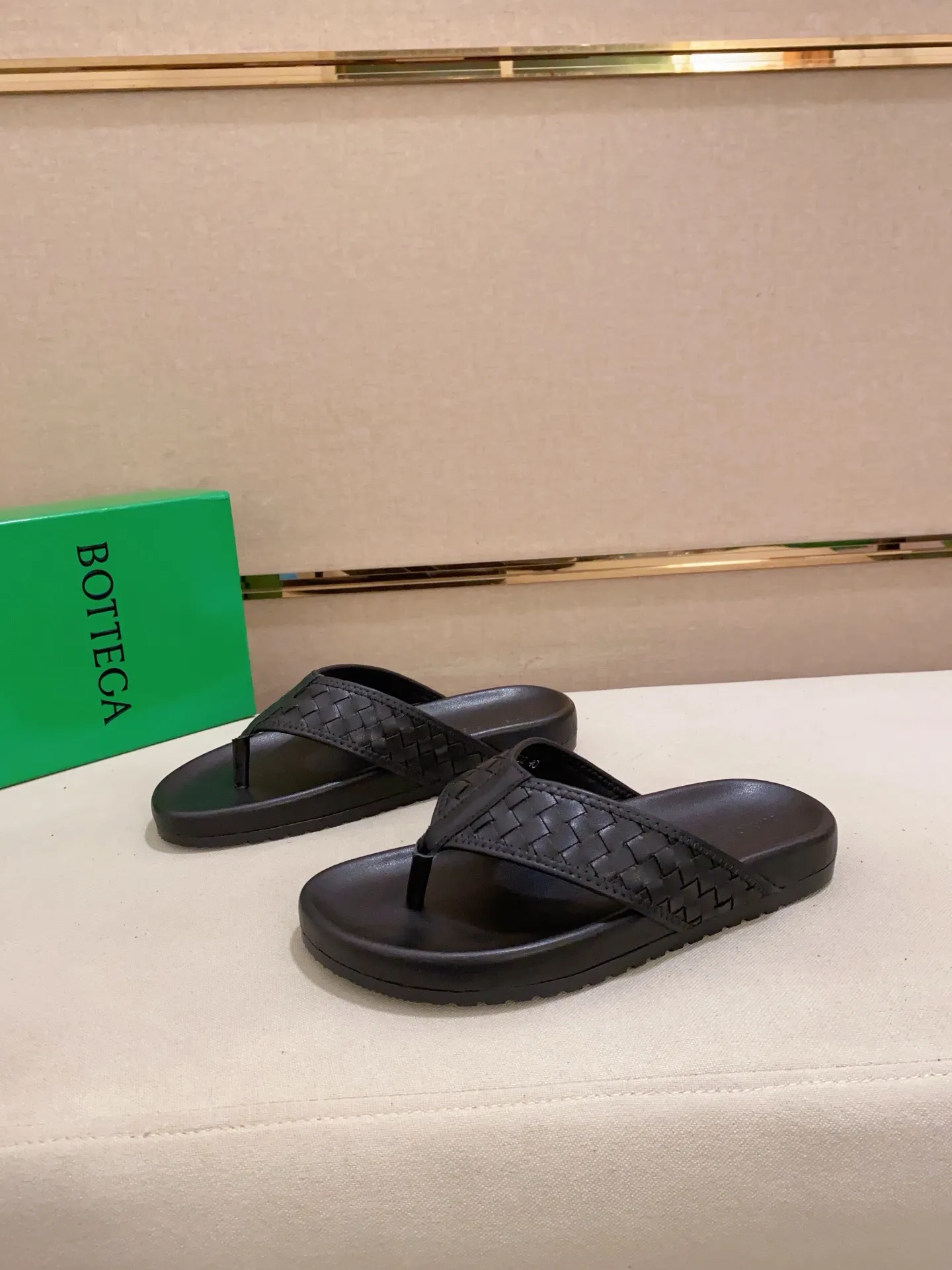 Men's shoes 💰: 320💰[BV~Bottega Veneta] Trendy new slippers are on the market. Same style as the official website. Counter quality [strong][strong][strong] Selected cow patent leather weaving. High-end atmosphere. Very cost-effective. Original wear-resistant rubber outsole. Fine workmanship. The upper layer of materials is used. The quality is visible. Shoe size 38-45.